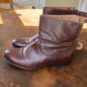Woman’s 8.5 Frye boots